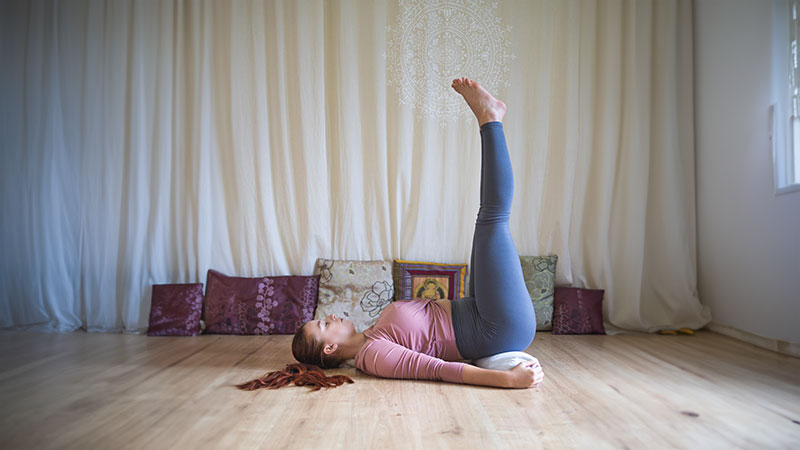 Jógová praxe tobě na míru | jogaspolu.cz | Články | Dej si nohy nahoru s pozicí Viparita Karani | Viparita Karani s bolsterem